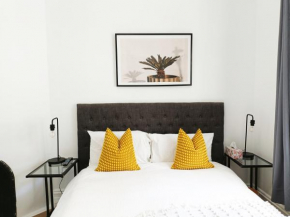 Stylish Queen Room 1Min Walk to Station 5Min to City 10Min to Airport